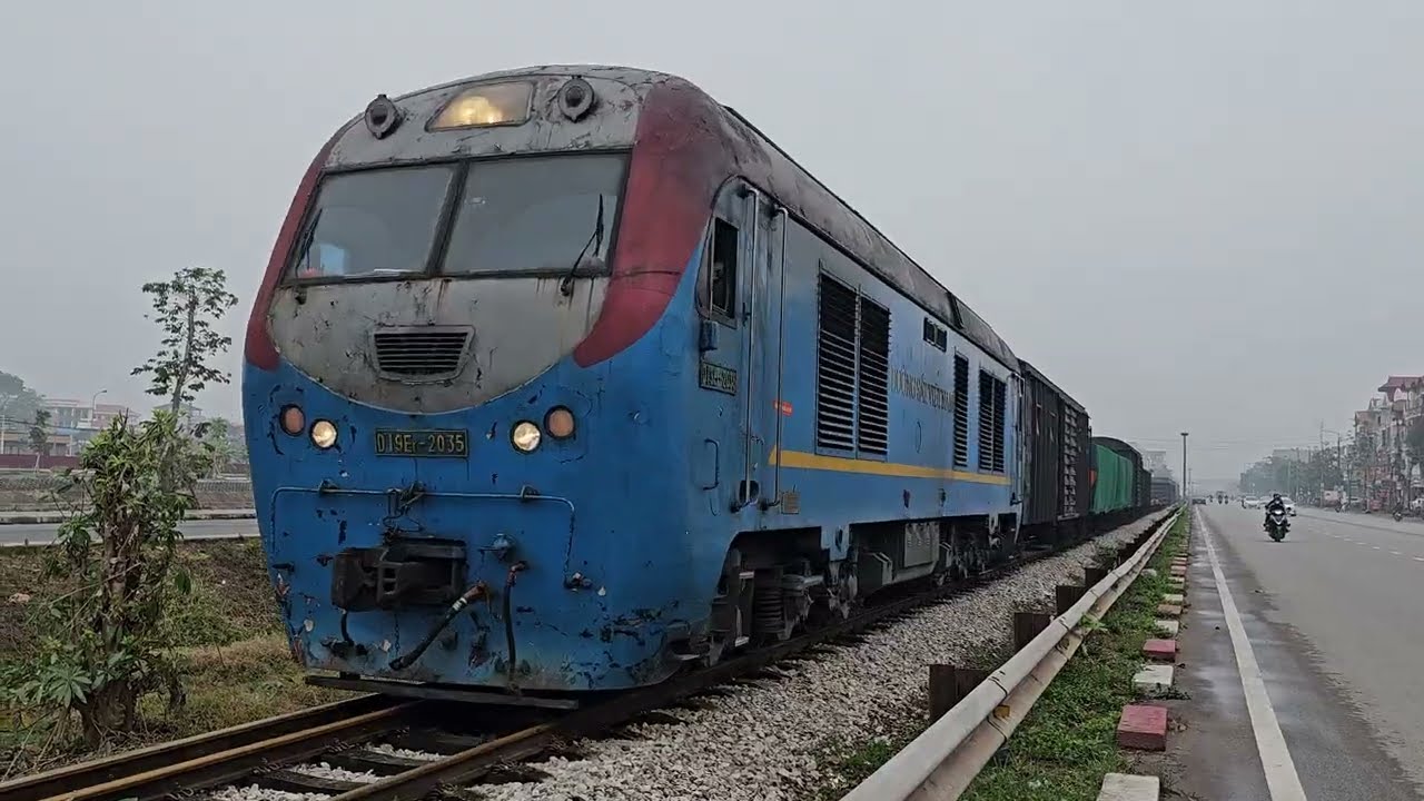 D19Er-2035 kéo tàu A52006
