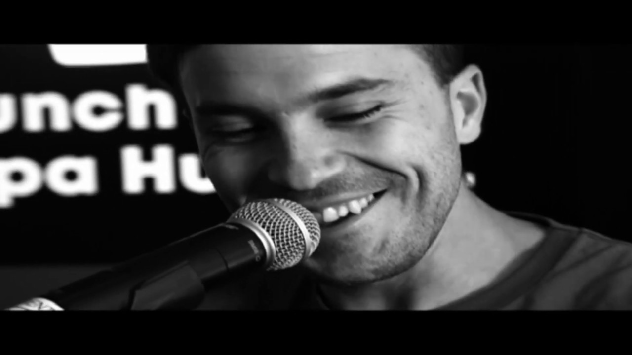 Matthew Mole wows Pippa Hudson with his performance of 'Let Me' live in studio