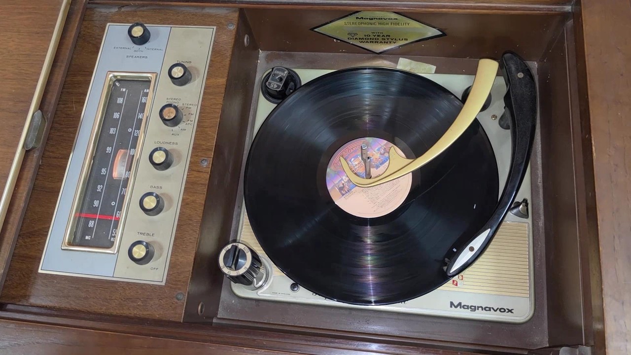 Стереосистема Magnavox Console AM/FM с проигрывателем виниловых пластинок, реставрация 1963 года.