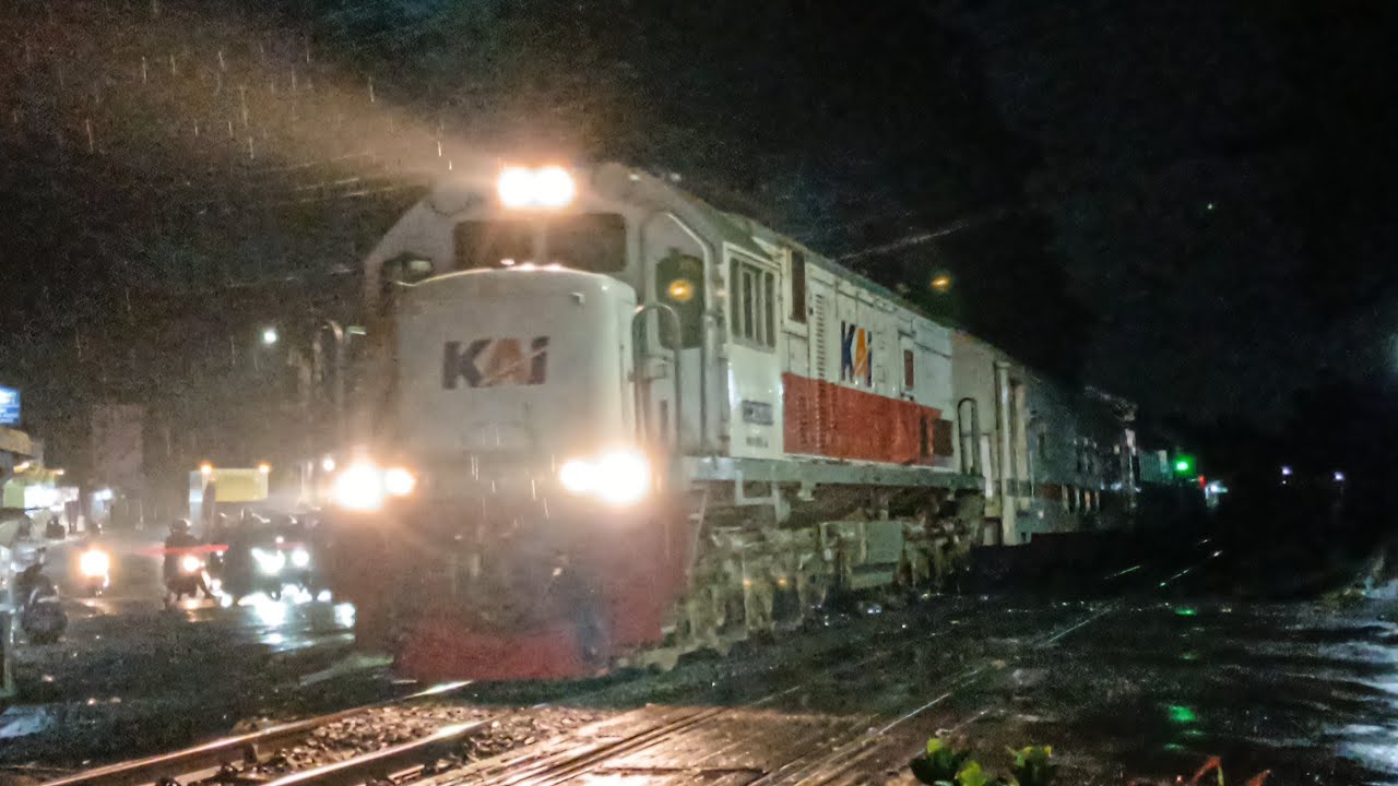 Kereta Api Misterius di Daop 9 Jember!!? 😱😱 Kereta Api Luar Biasa Rute Jember-Ketapang #keretaapi 