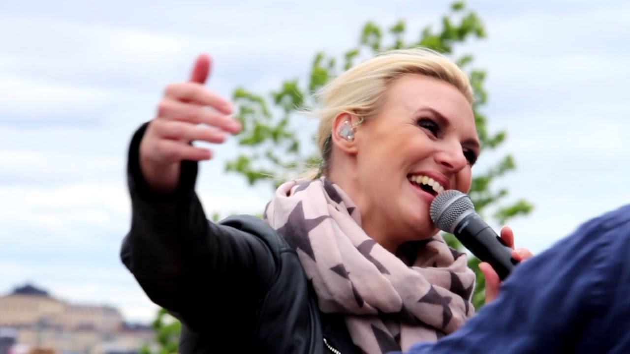 Sanna Nielsen sjunger tillsammans med Oscar Magnusson. Allsång på Skansen 2017.
