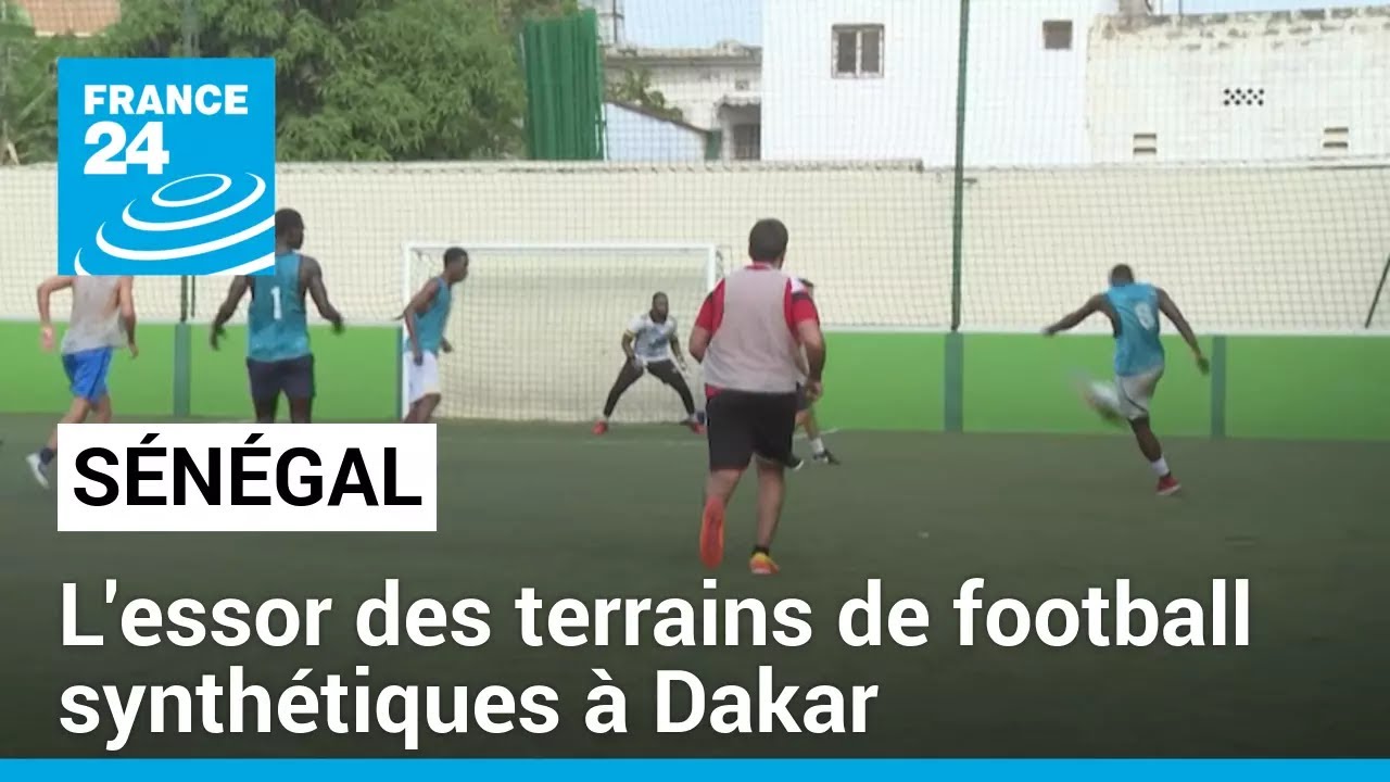 S&eacute;n&eacute;gal : l'essor des terrains de football synth&eacute;tiques &agrave; Dakar &bull; FRANCE 24