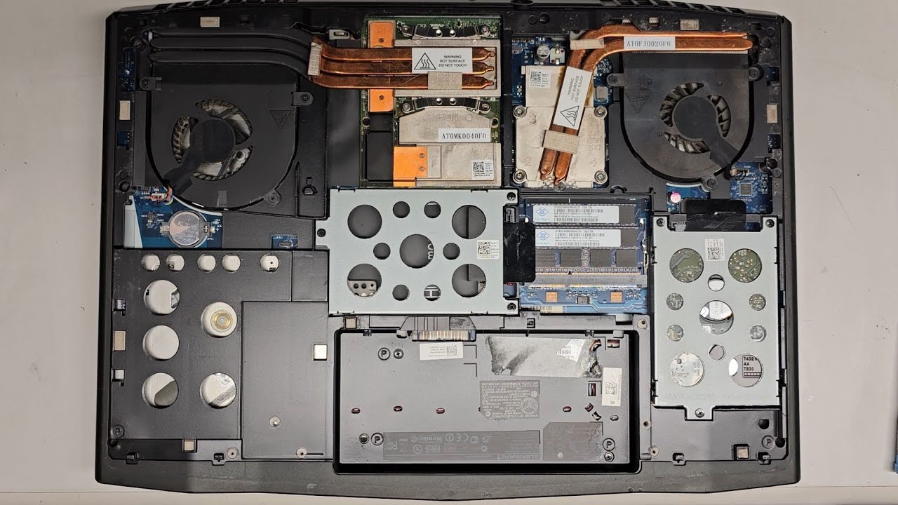 Разборка Dell Alienware M17x R4, оперативная память, SSD, обновление жесткого диска, замена батар...
