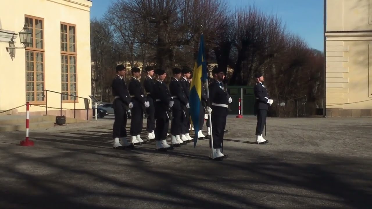 Vaktavlösning Drottningholms slott. Regementena P7 till K3. Högvakten 9 mars 2022.