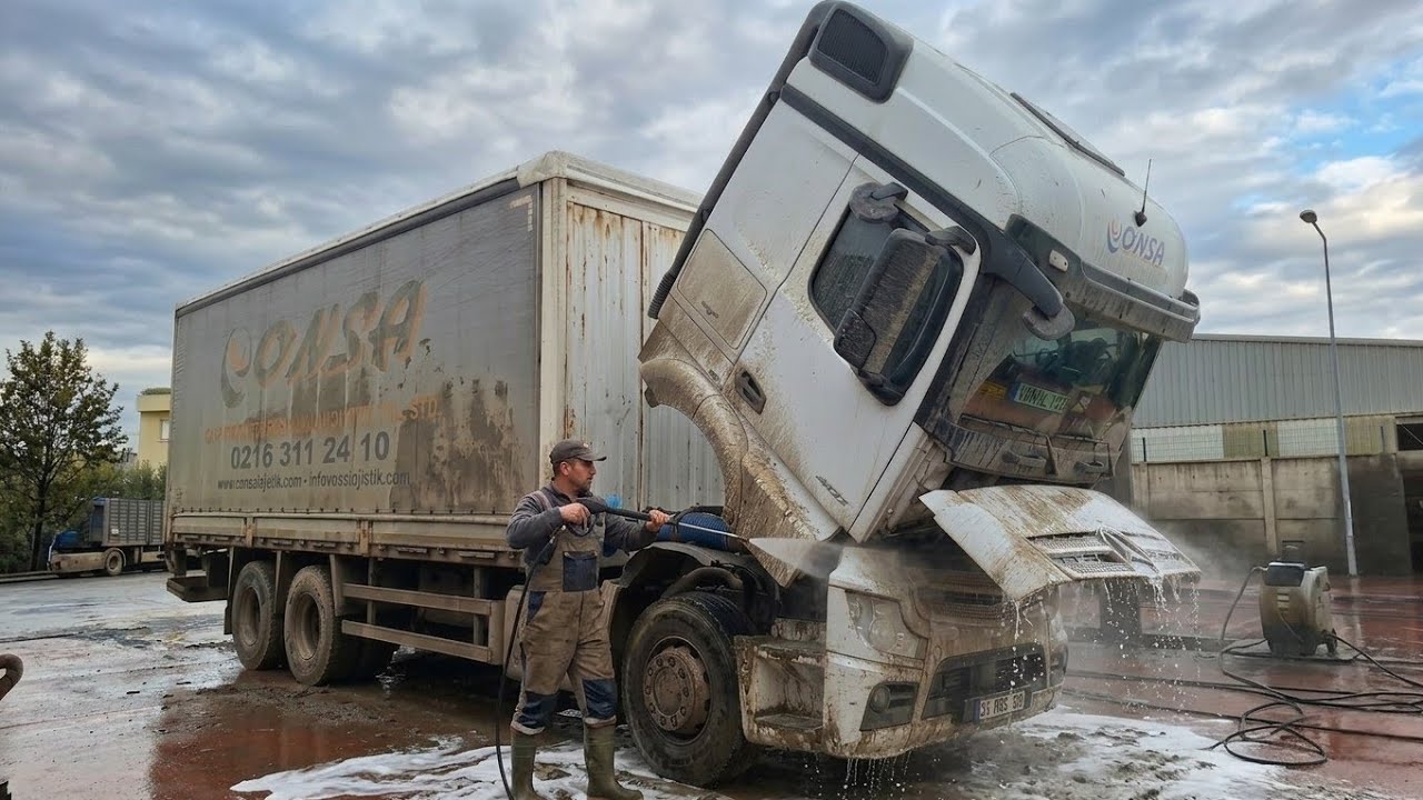 Can This Filthy Mercedes-Benz Actros Truck Look New Again? 😲 (ASMR) Car Wash Zakii 