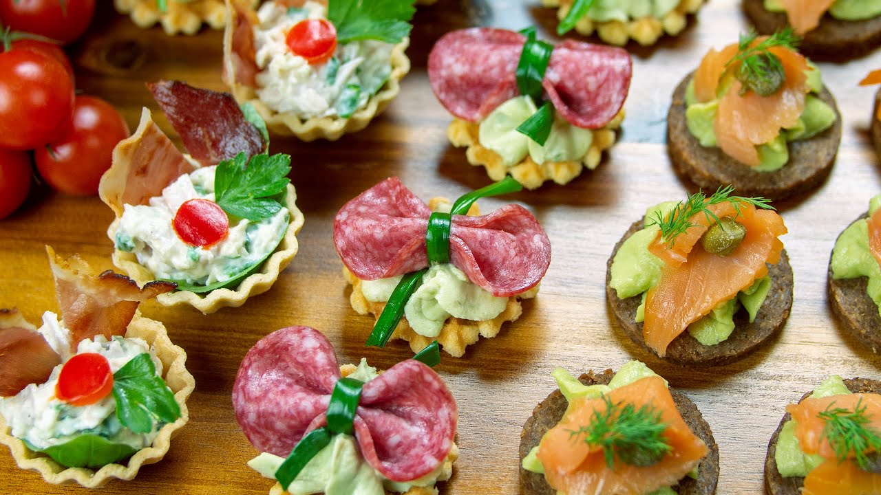 Идеи вкусных и ярких закусок для вечеринок - хлеб Пумперникель, датское печенье и тарталетки.