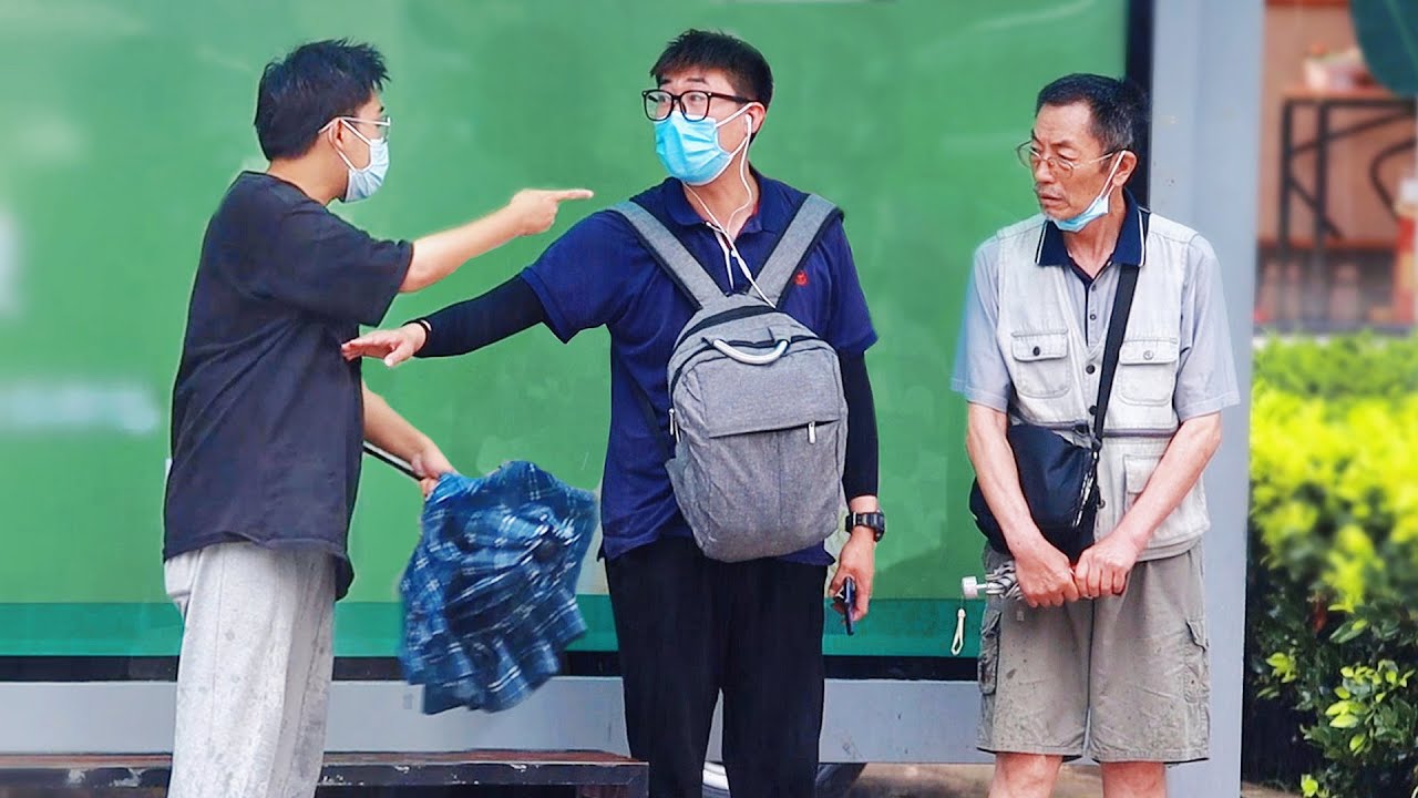 Когда парень издевается над стариком, как будут реагировать прохожие?