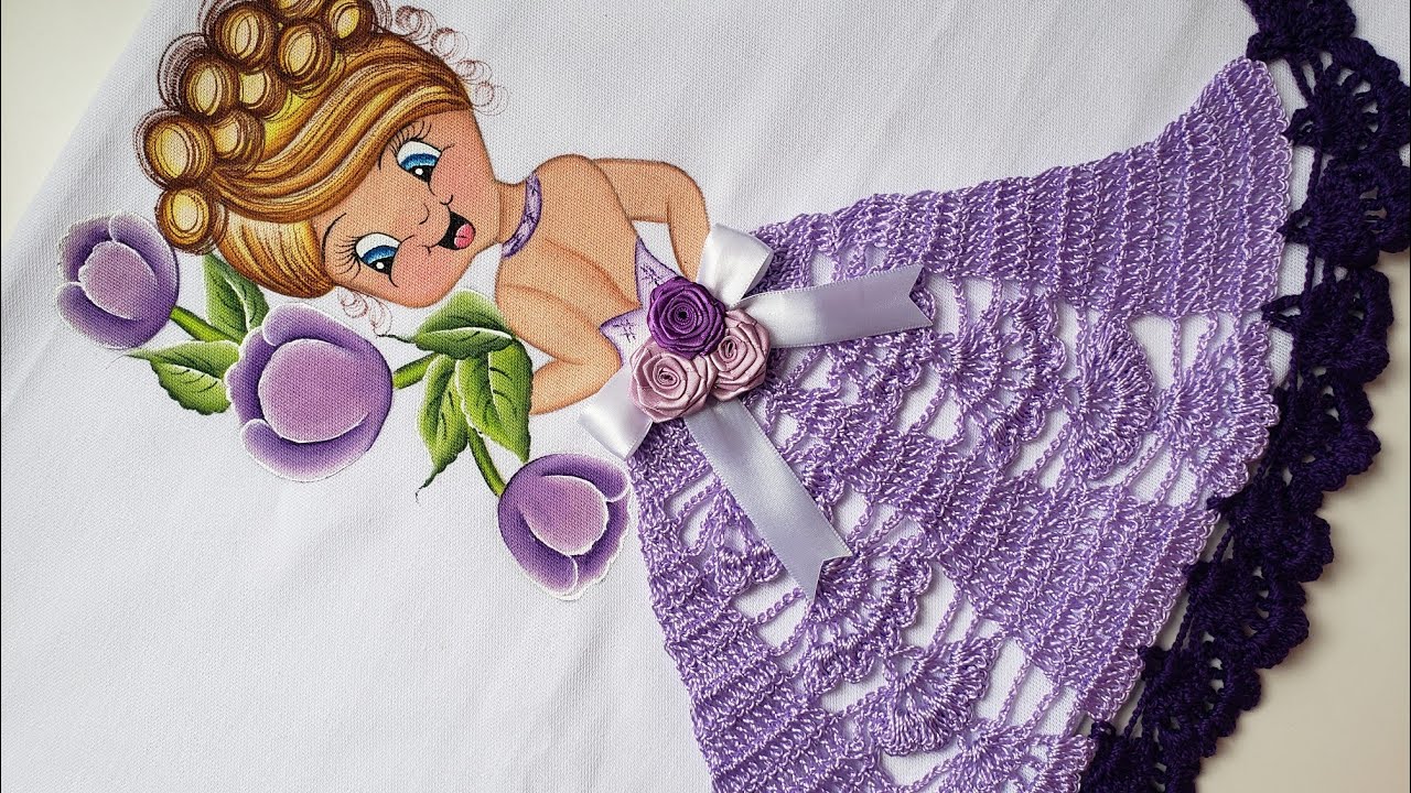 Saia de crochê lilás para boneca em pano de prato