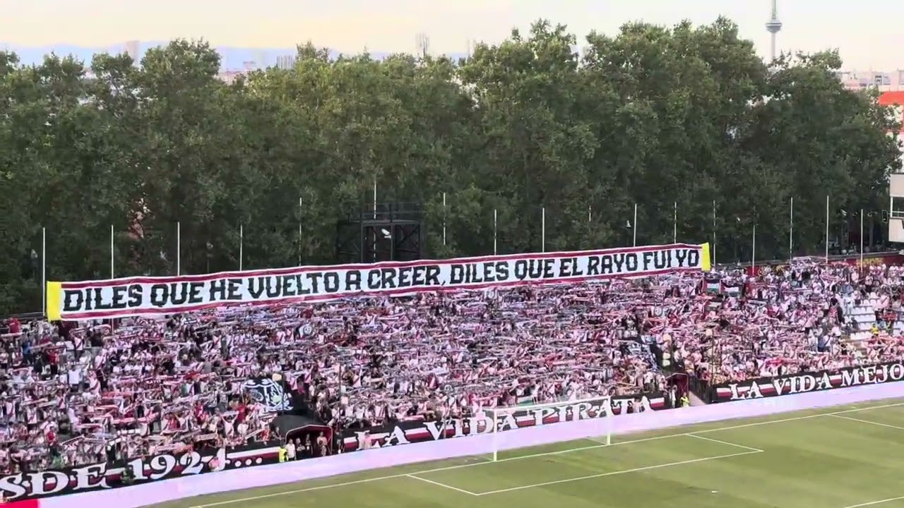 Vallecas entonó ‘El Rayo fui yo’ de Duro Galván a capella en el regreso a Europa