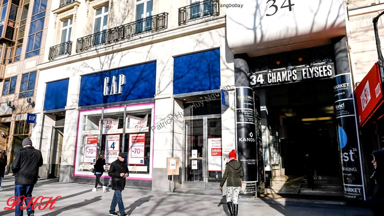 Strolling along or window-shopping?😊♪🧡♩♬the most expensive elegant avenue of Paris!!