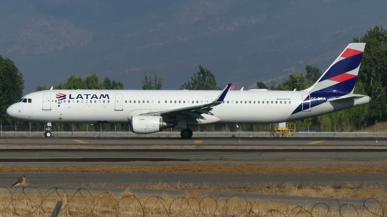 Airbus A321-211 LATAM Departure Runway 17R at SCEL