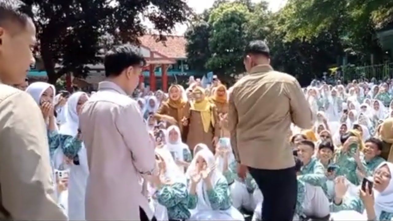 Gaya Gibran Bikin Salfok Saat Tinjau MBG Di SMPN 1 Tangerang Bikin Heboh Guru dan Siswanya Histeris