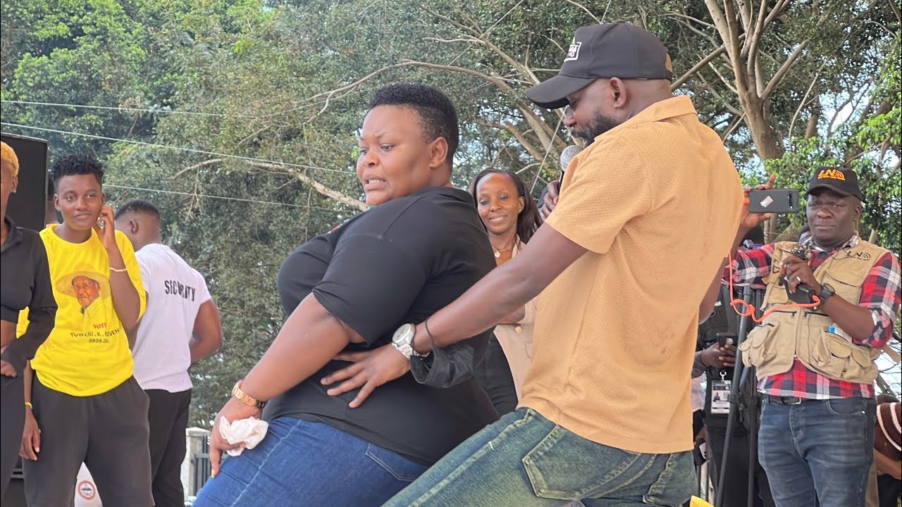 Laba Efujjo! Mc Mariachi bakyekoze ne Catherine Kusasira e Kololo mu Maaso ga President Museveni 