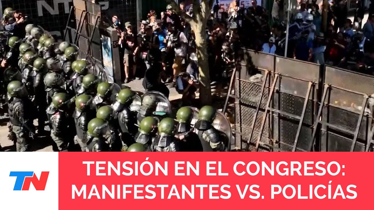 Mientras se debate el Presupuesto, los manifestantes se enfrentan con la policía frente al Congreso