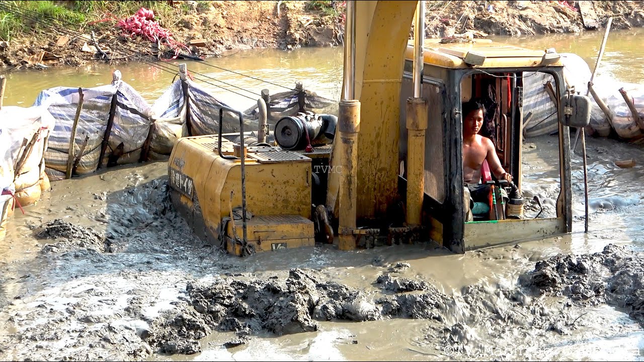 NEW MIX!! Experience Of Getting Very Difficult PULL OUT Of Excavator Failed Sinking Deep Water