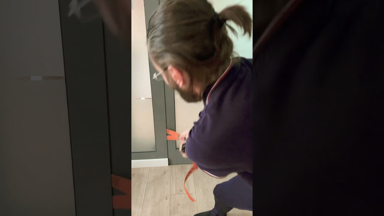 Fixation d’une sangle derrière une porte avec une serviette.