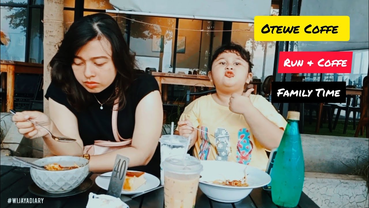 Отдыхаем после обеда в кафе Otewe Coffee, Моджокерто.