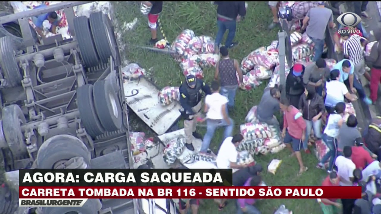 População saqueia carga de arroz de carreta tombada