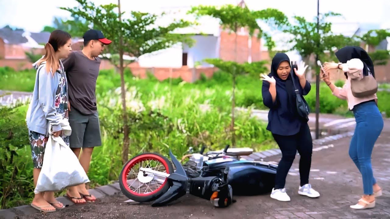 BOS MUDA DAN PASANGAN NYAMAR JADI PEMULUNG GAGALKAN BANTUAN DANA KEPADA ORANG SOMBONG