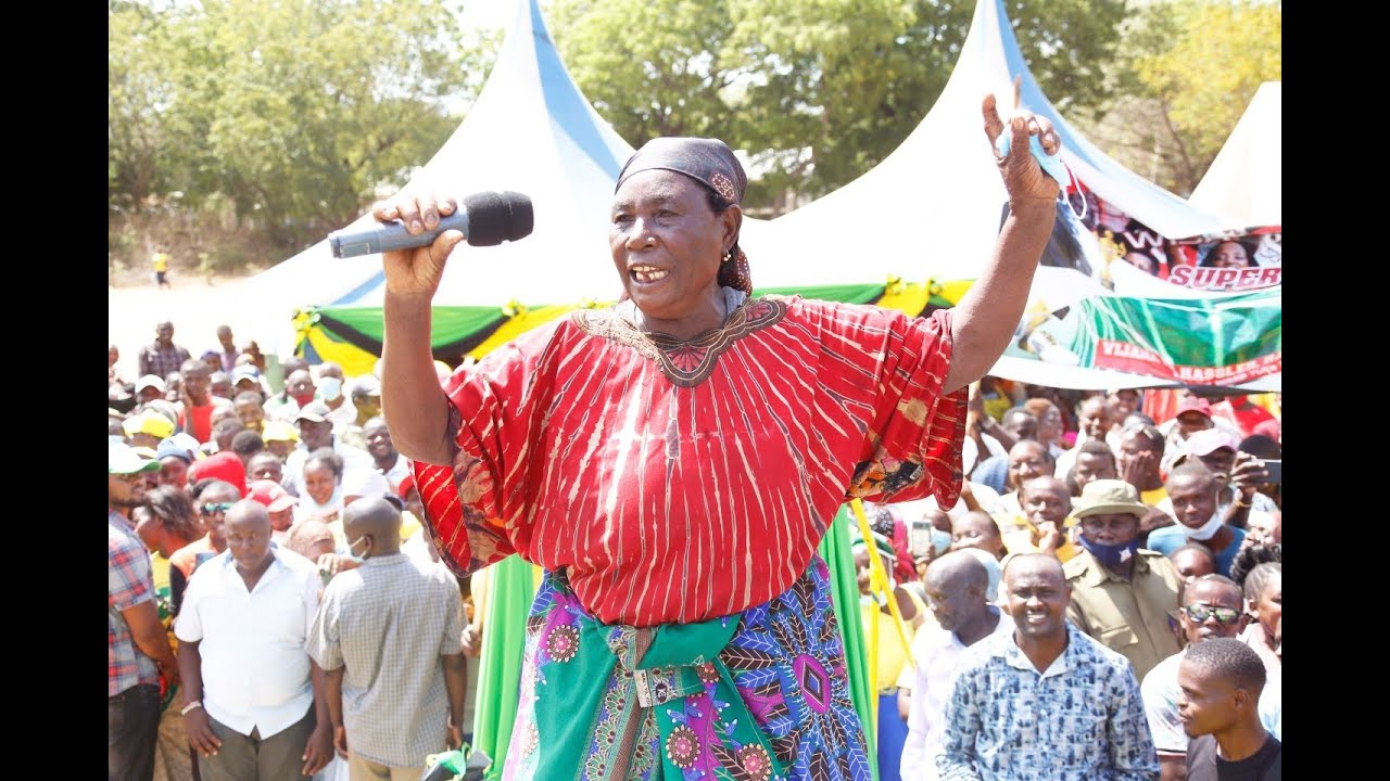 Waah! See why DP Ruto MC was forced to snatch Microphone from this fearless Old woman in Lamu