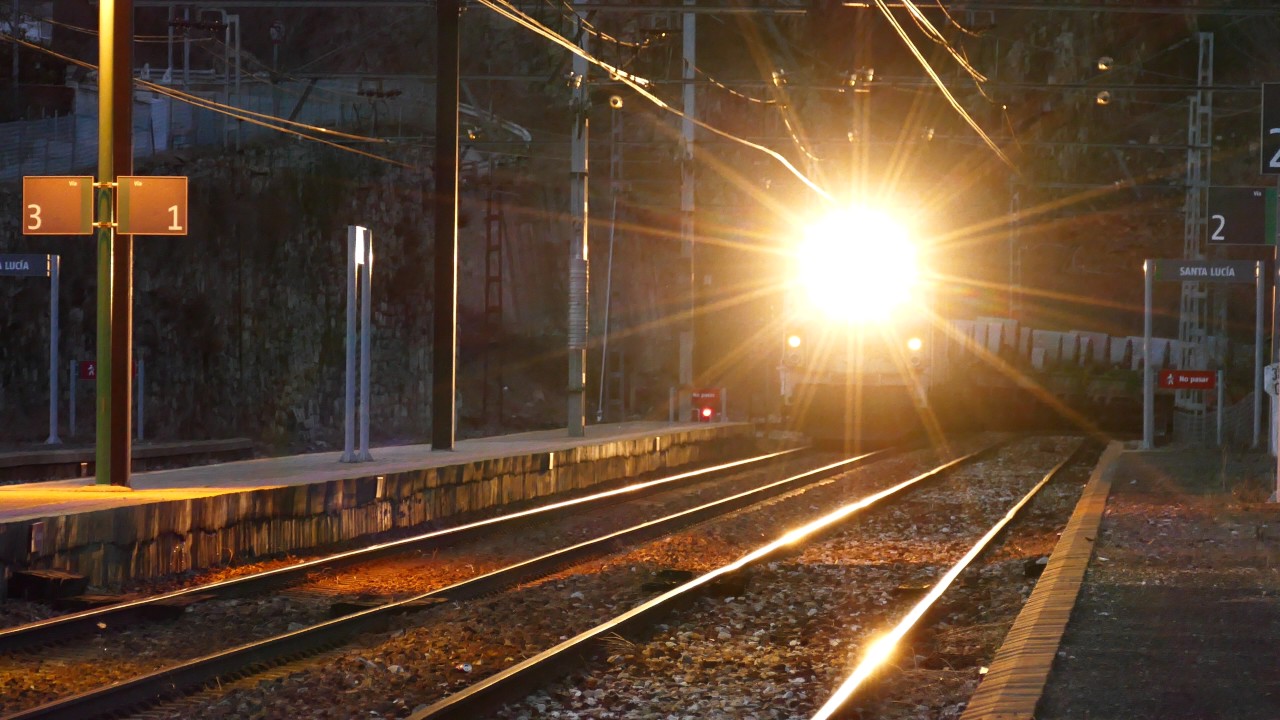 251-010 Renfe Bobinero al atardecer por Santa Lucia 4K UHD