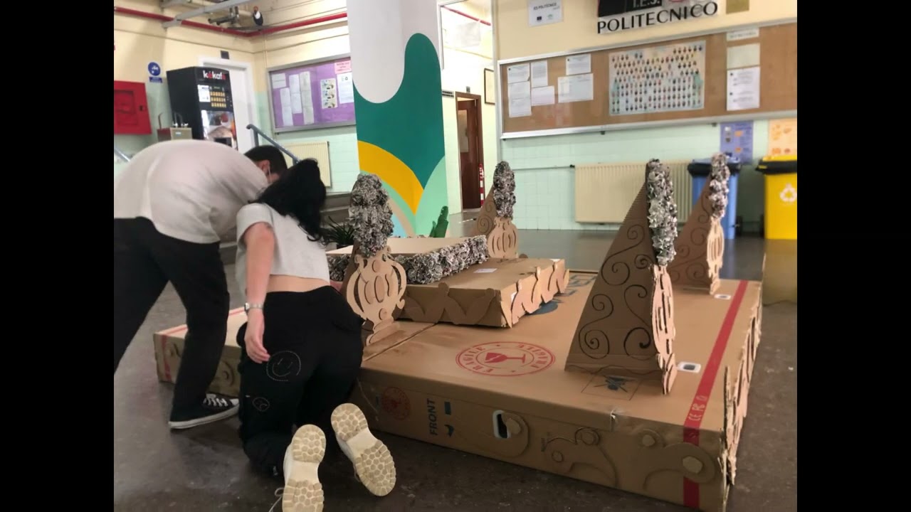 ASI SE CONSTRUYÓ EL GRAN PASO DE SEMANA SANTA CON MATERIALES RECICLADOS