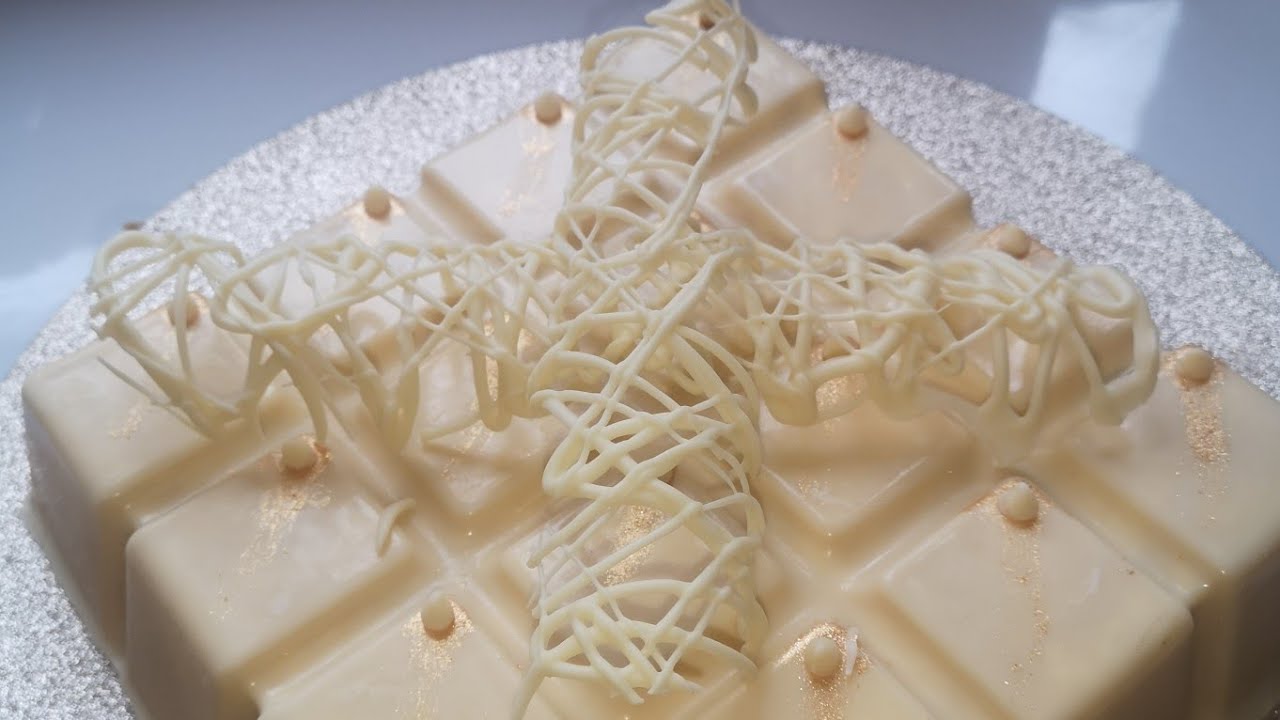 Bavarois pêche,coque chocolat blanc, son croquant praliné. tablette Guy Demarle.Facile/sans cuisson