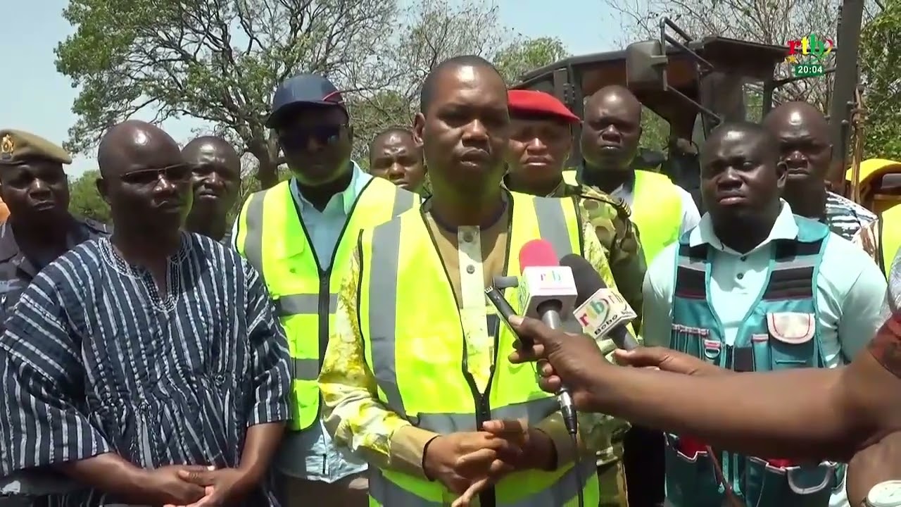 Le ministre de la Construction de la patrie visite le chantier de réhabilitation de route