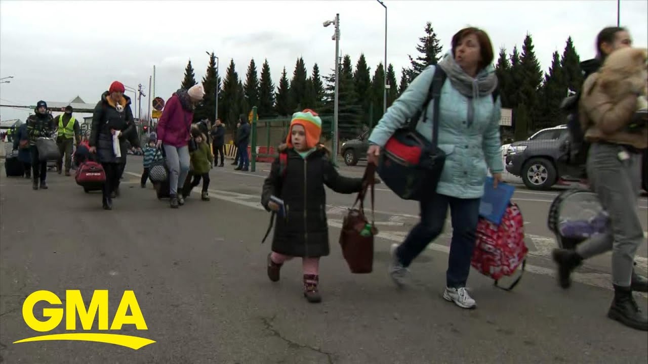 Ukrainian refugees flee to neighboring countries amid war l GMA