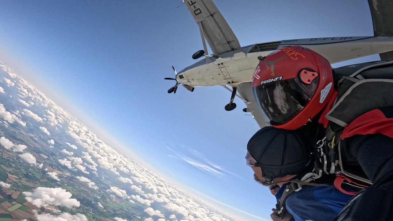 Tandem-Fallschirmsprung aus 4000 Meter &uuml;ber Hartenholm, Kradstall