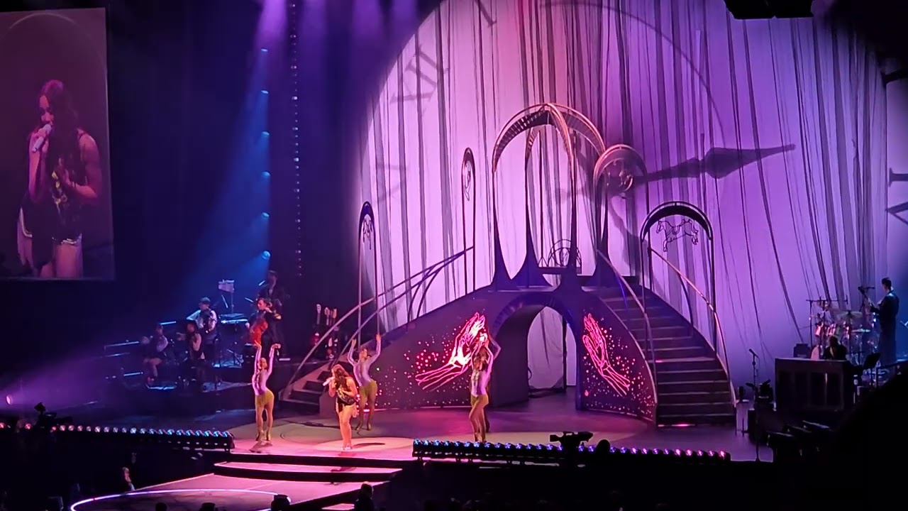 Laufey - From The Start live in the Ziggo Dome