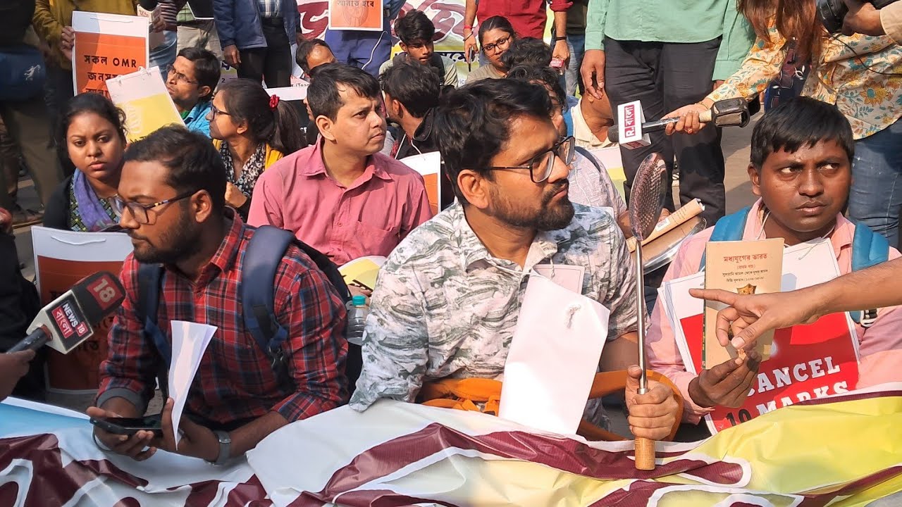SSC SLST Protest Live: ফ্রেশার্সদের মিছিল আটকাল পুলিশ, বসে পড়লেন রাস্তায়