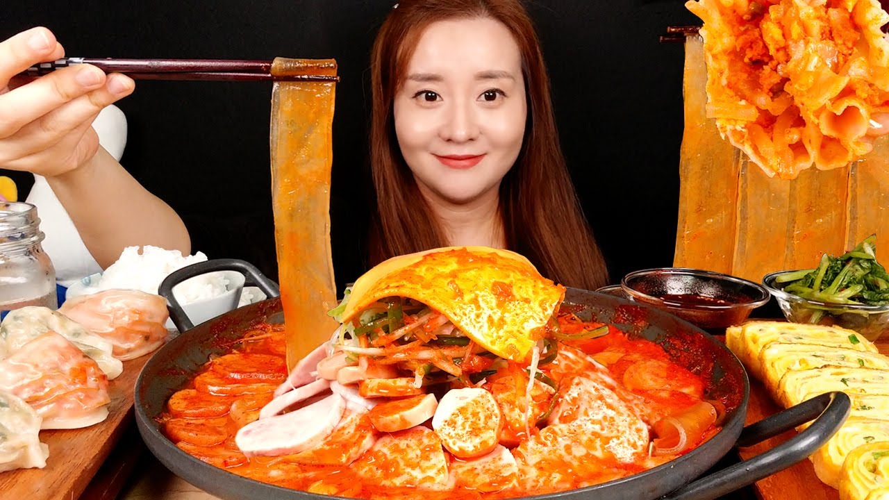 приготовление MUKBANG :)тушеная острая колбаса, пельмени | Тушеное мясо армейской базы(Budae-Jjigae)