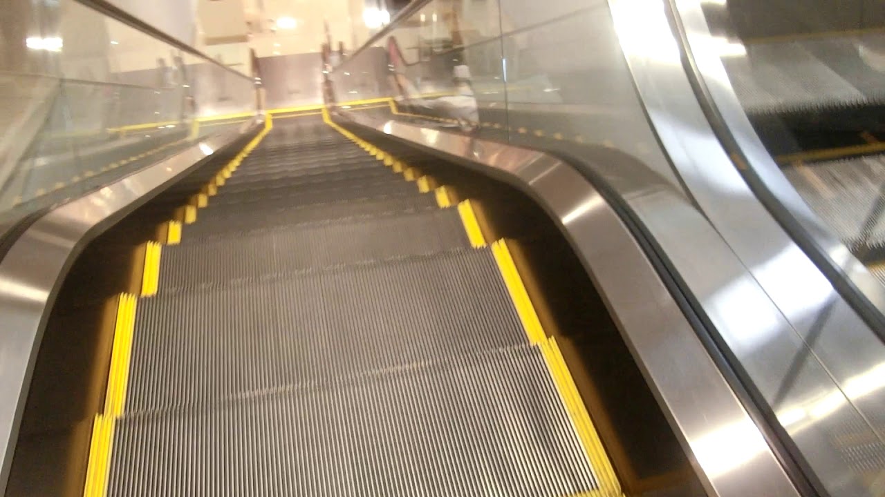 ゆめタウン徳山の赤のエスカレーター