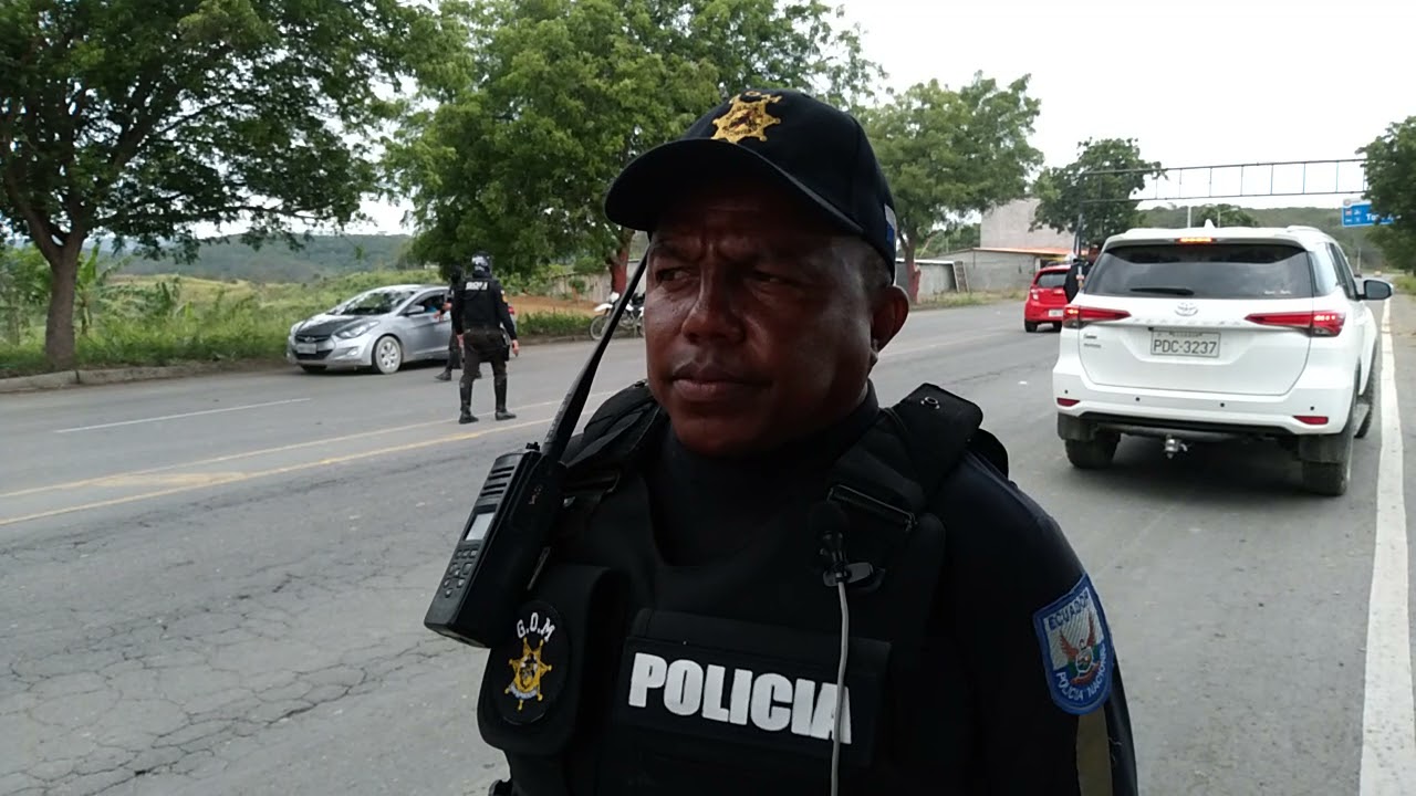 POLICIAS DEL CANTON ATACAMES REALIZAN OPERATIVOS ANTIDELINCUENCIALES EN CARRETERA