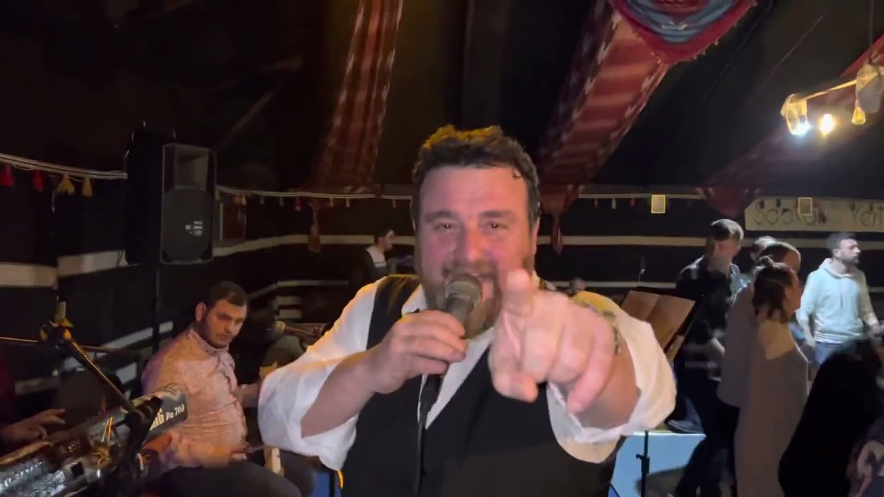 SİNAN SAMİH ŞAPKALİNİN YERİNDE GÜZEL SAHNESİ.