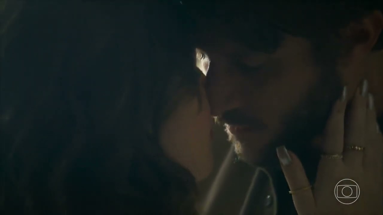 Travessia - Ari e Chiara se beijam