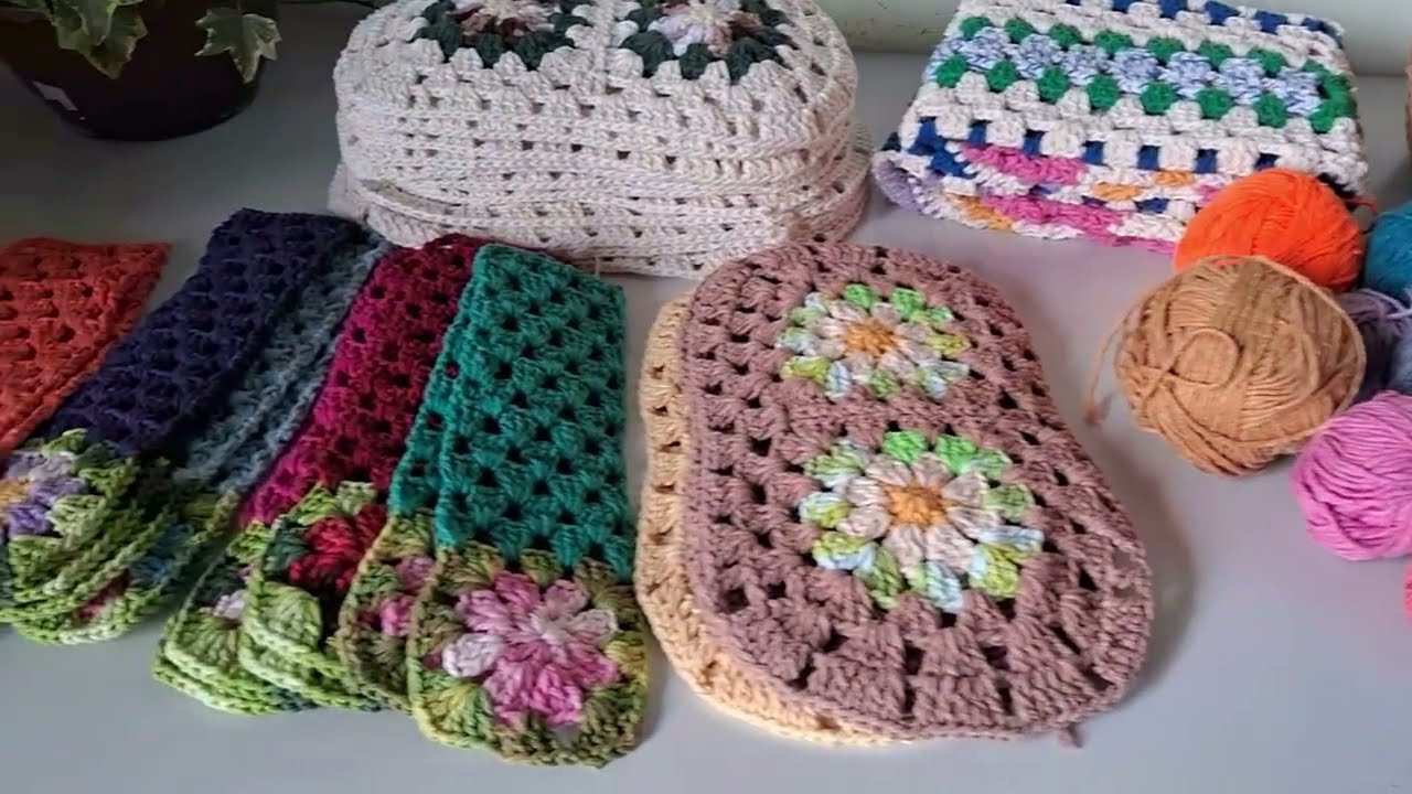 Transformando sobras de barbantes em 32 bases  para tapetes.