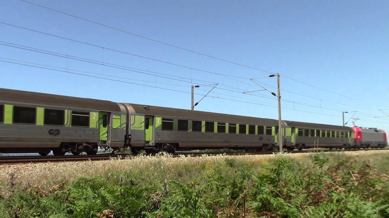 Comboios de Portugal CP Longo Curso 5600 loco 5606 + corail carriages passses S&atilde;o F&eacute;lix da Marinha