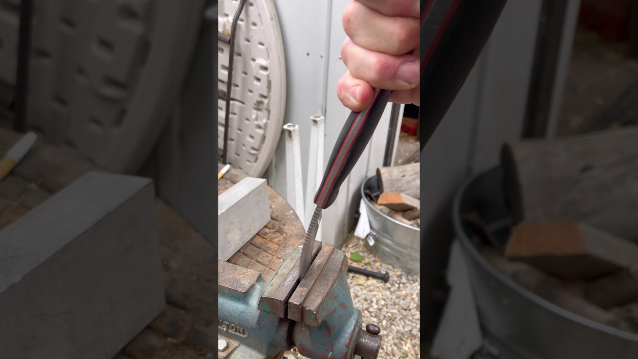 D2 steel SUCKS #shorts #knifestuffwedo #fixedblade #knifetest #harduse