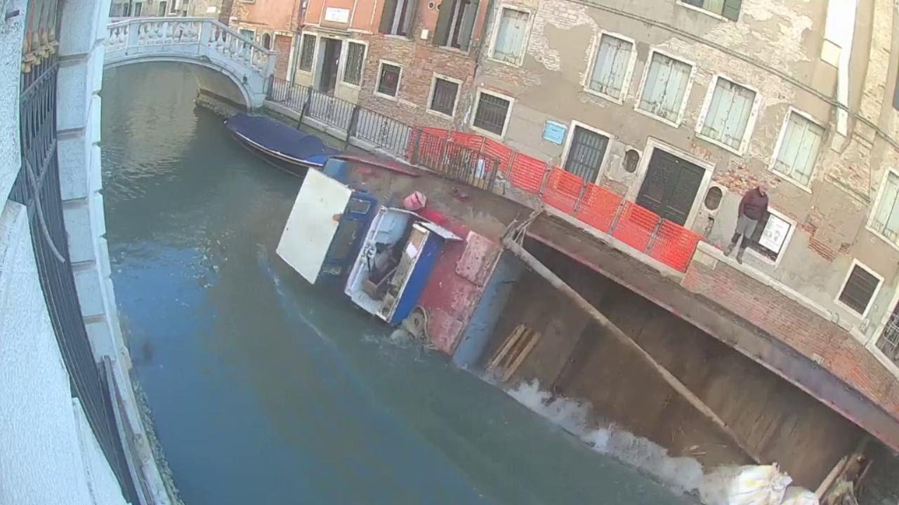 Venezia, la barca manovrata male si rovescia nel canale: il video in timelapse