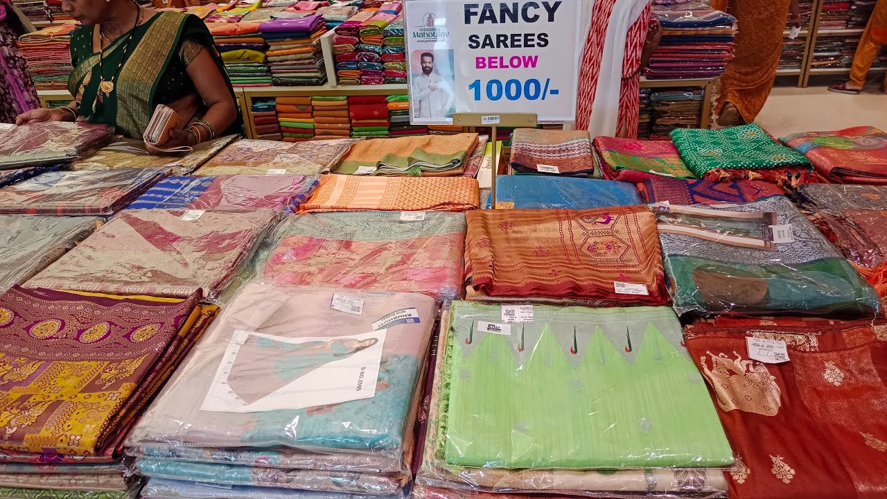 Новинки сари в торговом центре South India Shopping Mall #шоппинг #новаяколлекция #свадебнаяколле...