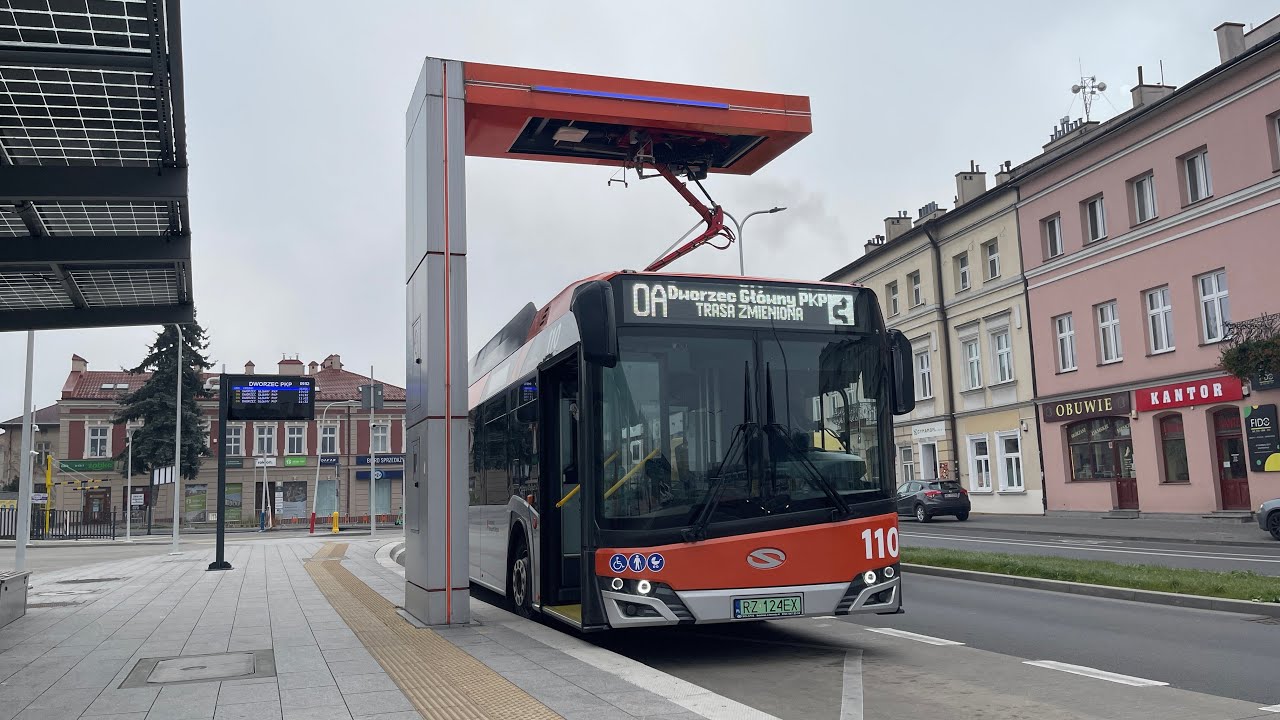 0A na trasie zmienionej podczas Biegu Niepodległości 11 listopada (Solaris Urbino 18 Electric #110)
