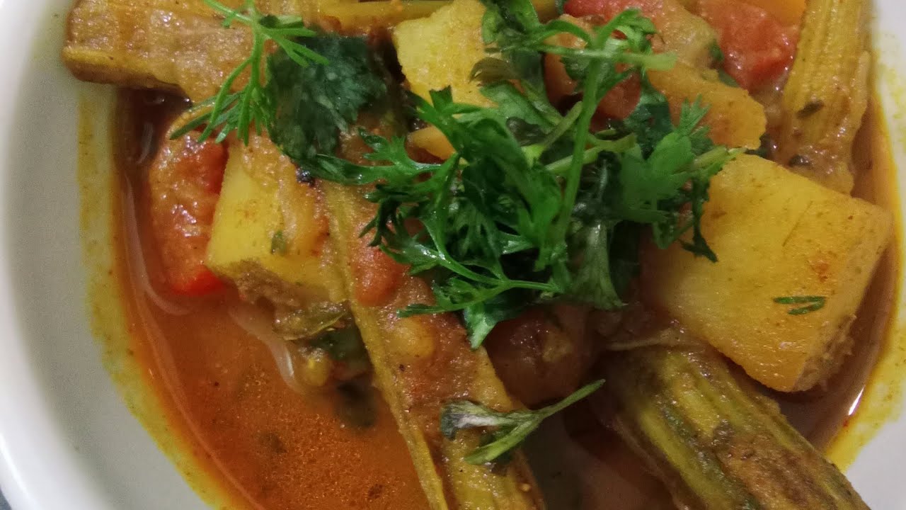 सिंपल तरीके से बना के देखिये आलू मूंगा की सब्जी ।