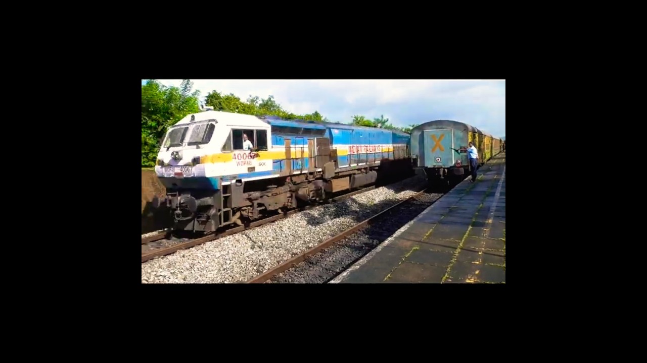 Duronto Guard Flag GOC WDP4B 40067 EMD | Mangala Konkan Crossing