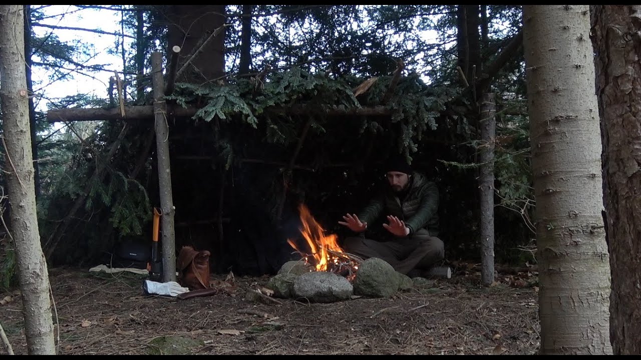 Rifugio di fortuna nel bosco | Building a survival shelter