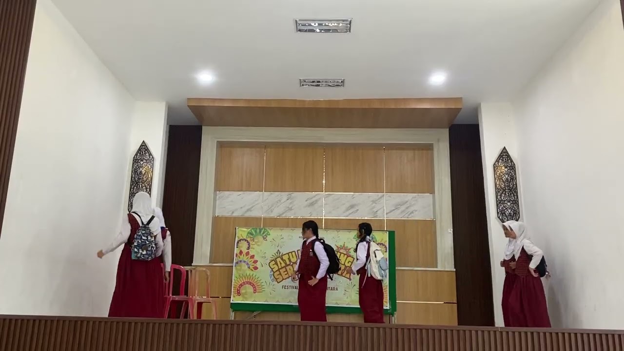 Satu Panggung, Seribu Cerita. Ujian Praktek Kelompok Ultarman, Kelas VI SDN 002 Samarinda Kota.
