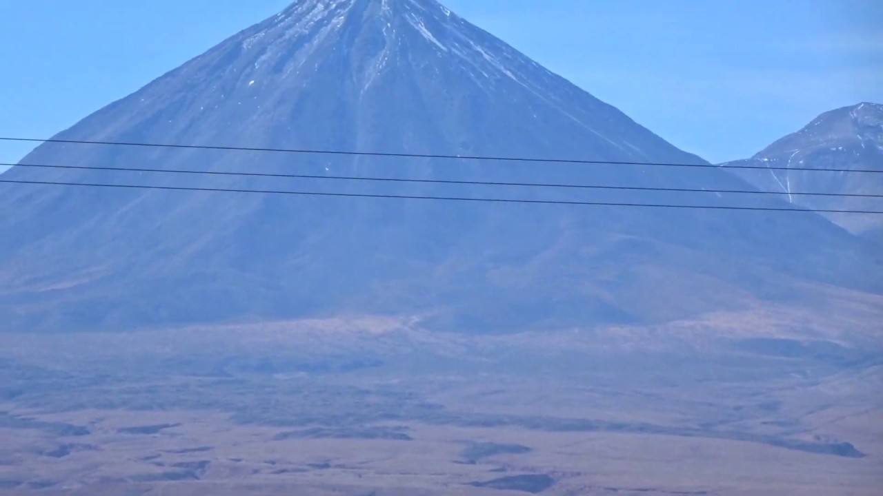 Cel - noc na pustyni Atacama pod wulkanem Licancabur