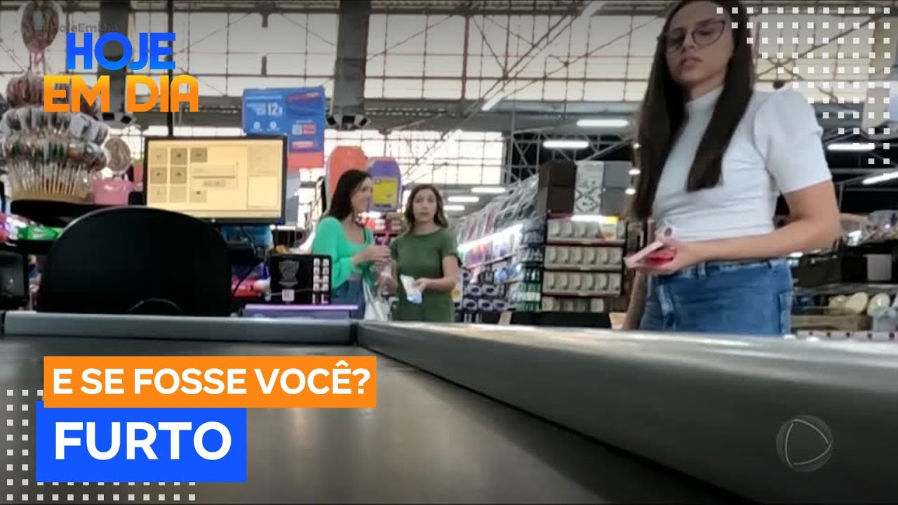 E Se Fosse Você? Duas jovens furtam uma carteira na frente de clientes de uma loja