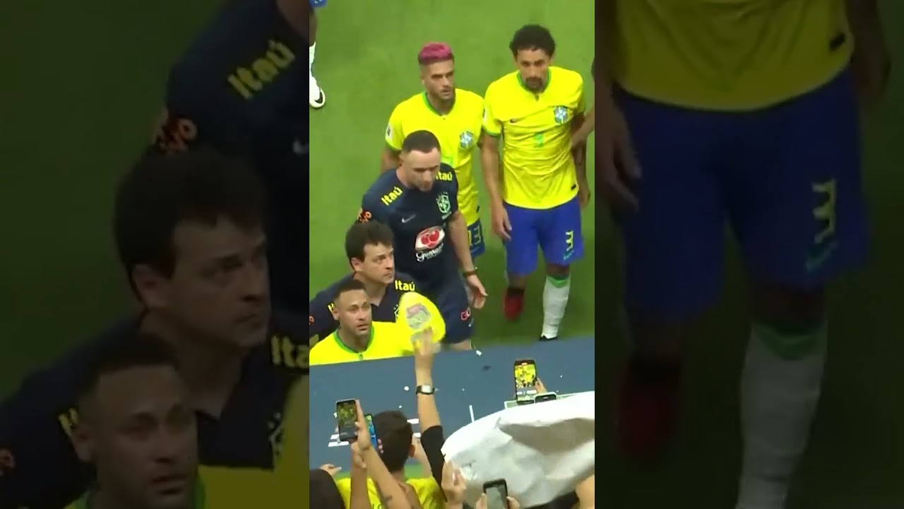 O QUE VOC&Ecirc; ACHOU DA ATITUDE DO TORCEDOR (JOGOU PIPOCA NO NEYMAR)